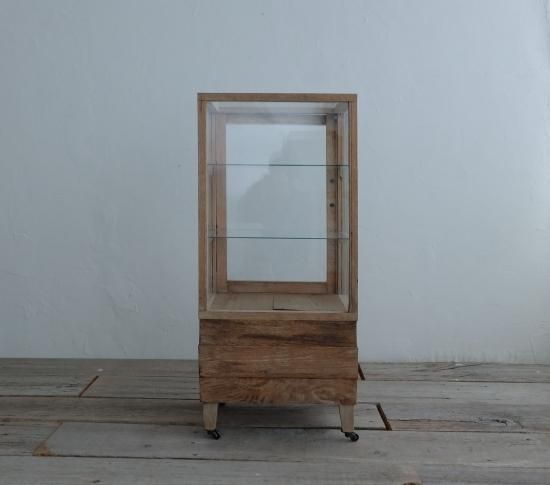 開き戸のSECOND KITCHEN�。
