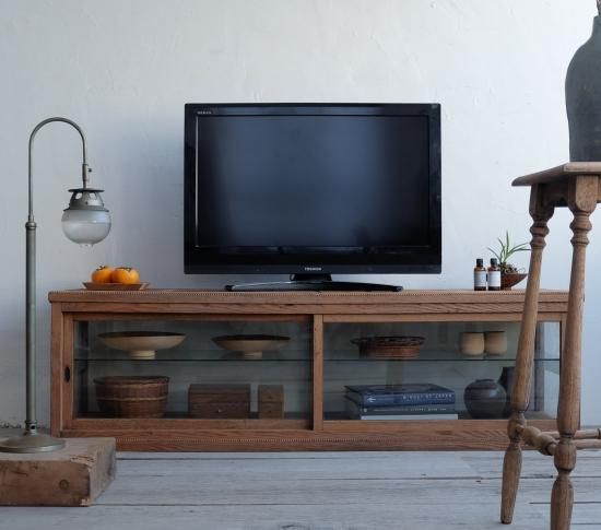玉飾りのテレビボード