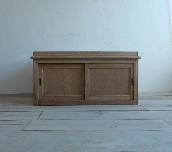 重厚な展示台