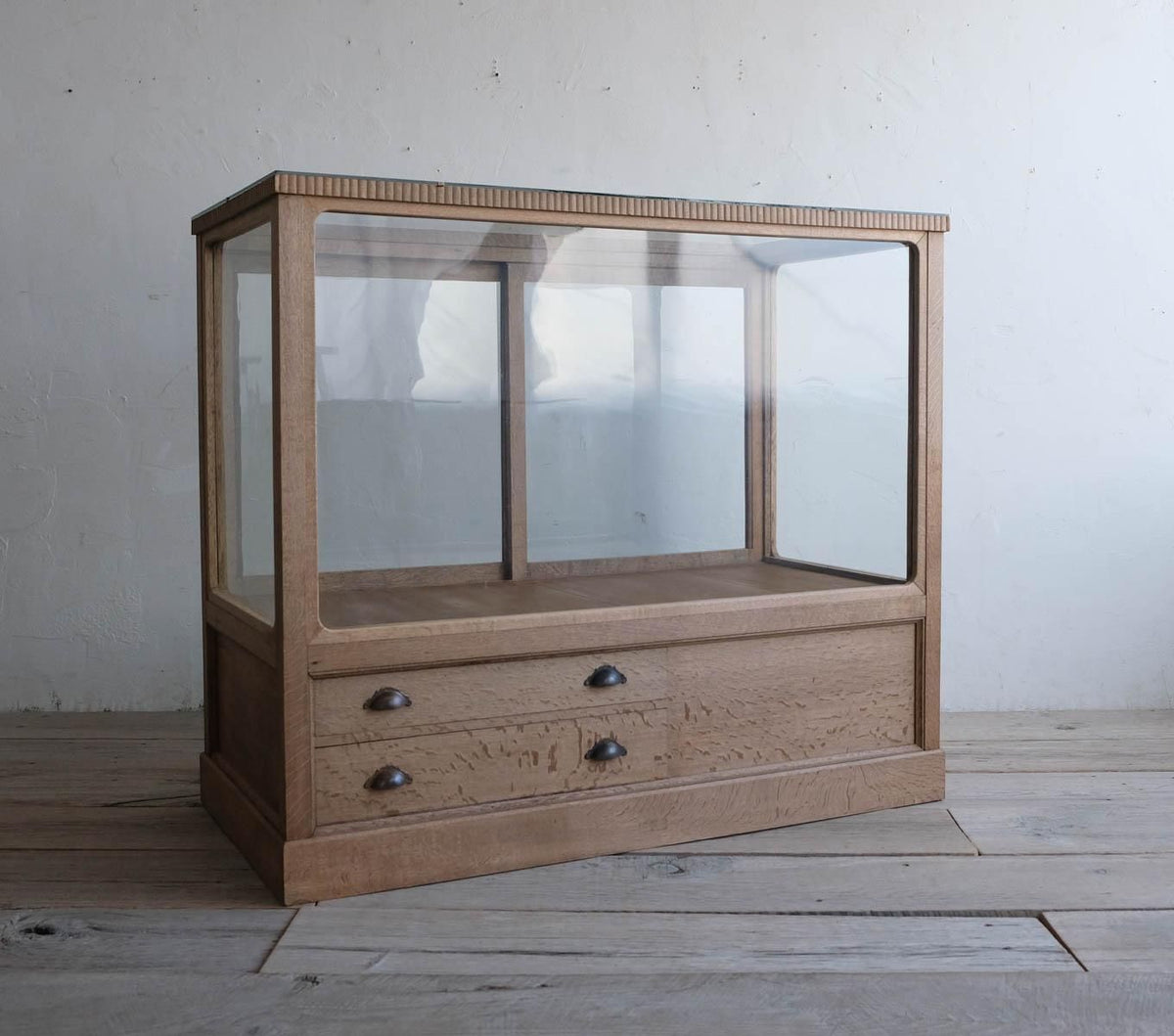 帯飾りのガラスショーケース