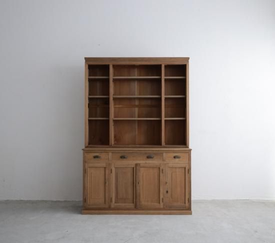 端正なキャビネット