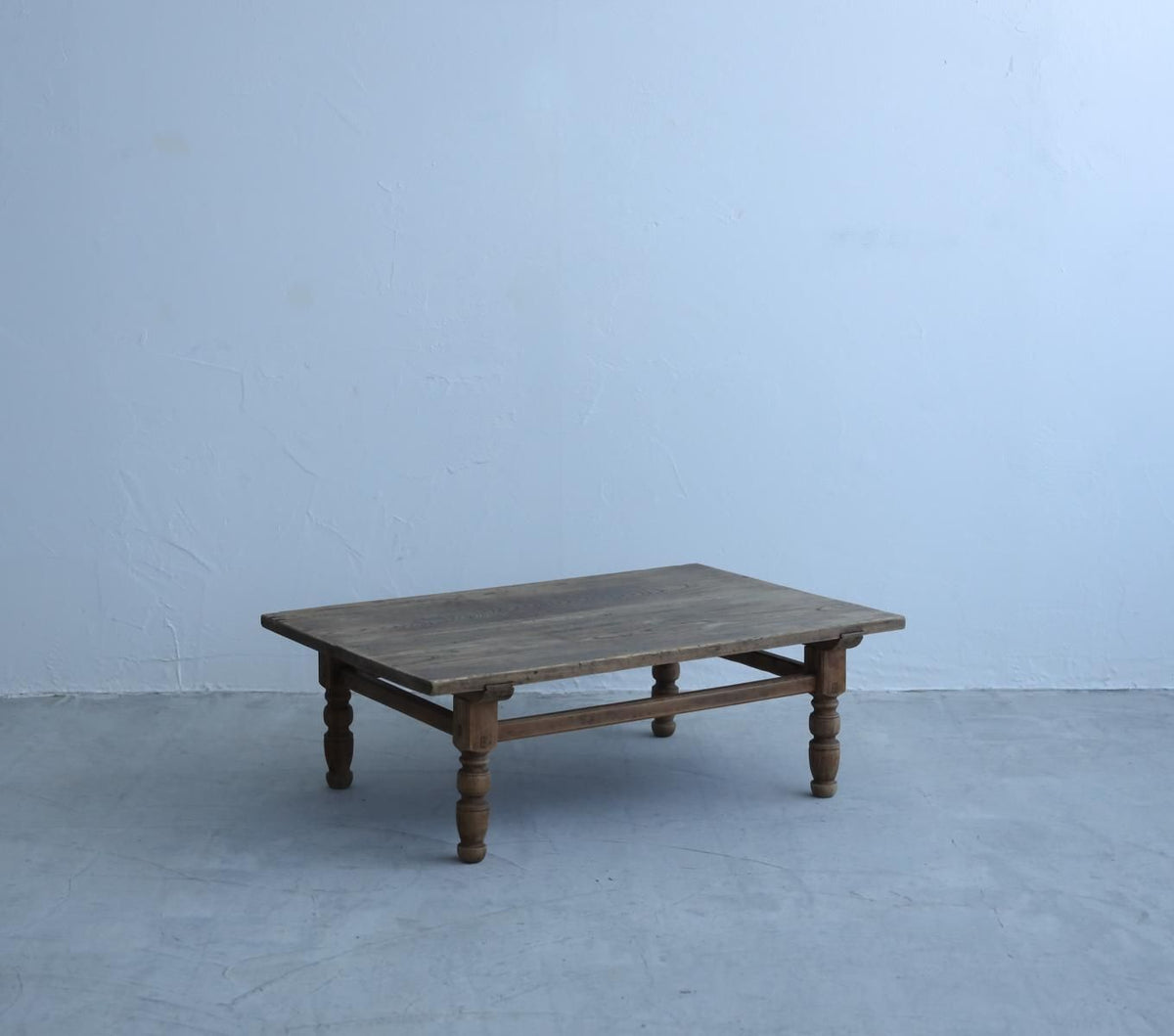 重厚なCOFFEE TABLE