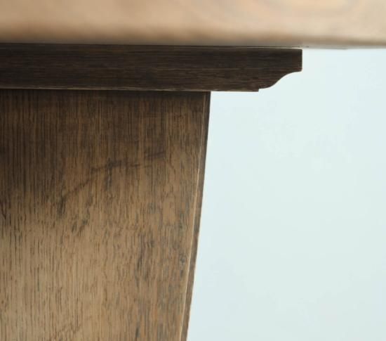 無垢なラウンドテーブル