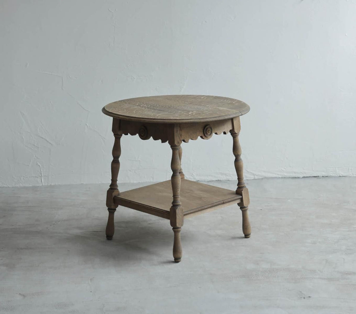 彫刻のようなCOFFEE TABLE