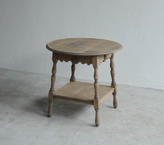 彫刻のようなCOFFEE TABLE