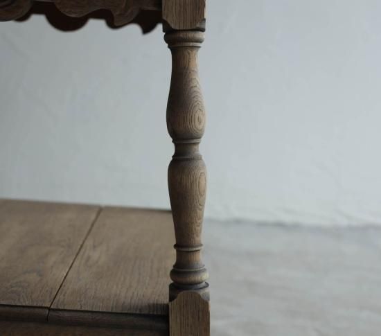 彫刻のようなCOFFEE TABLE