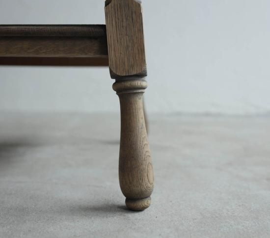 彫刻のようなCOFFEE TABLE
