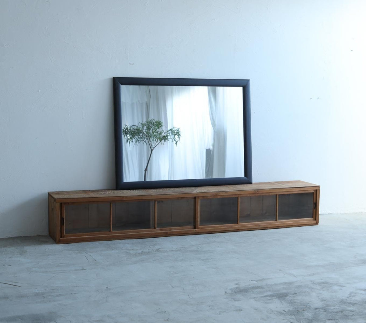 ワイドな屋久杉のテレビボード
