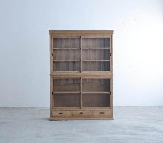 貴婦人のような食器棚