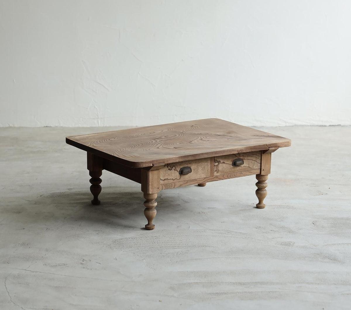 Solid EarthなCoffee Table