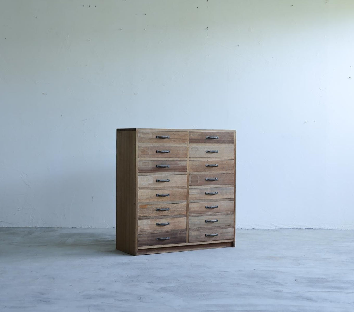 16杯のDocument Shelf