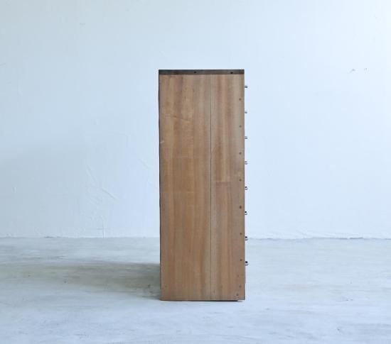 16杯のDocument Shelf