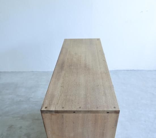 16杯のDocument Shelf