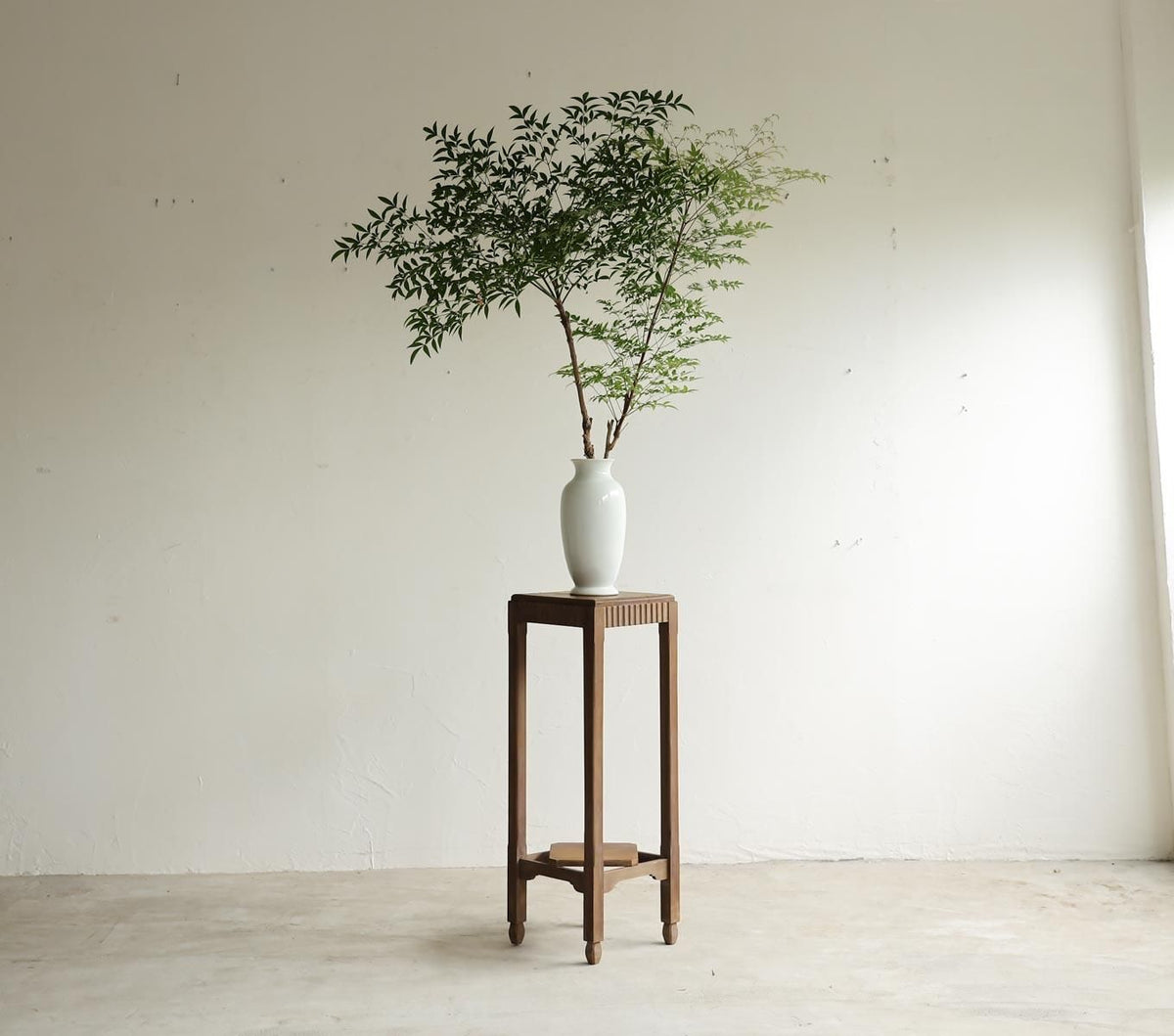 可憐な花台