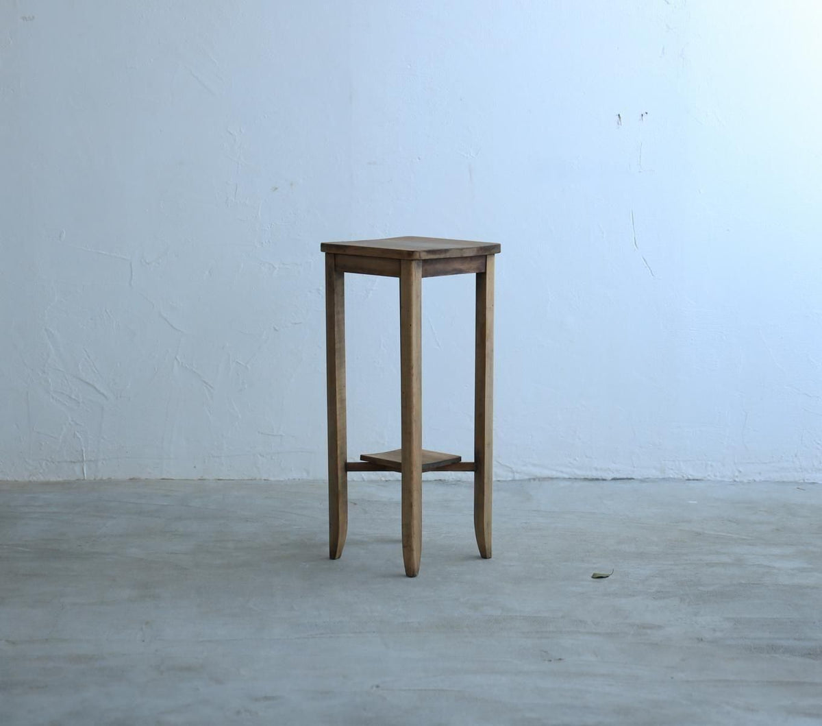 端正な樺の花台