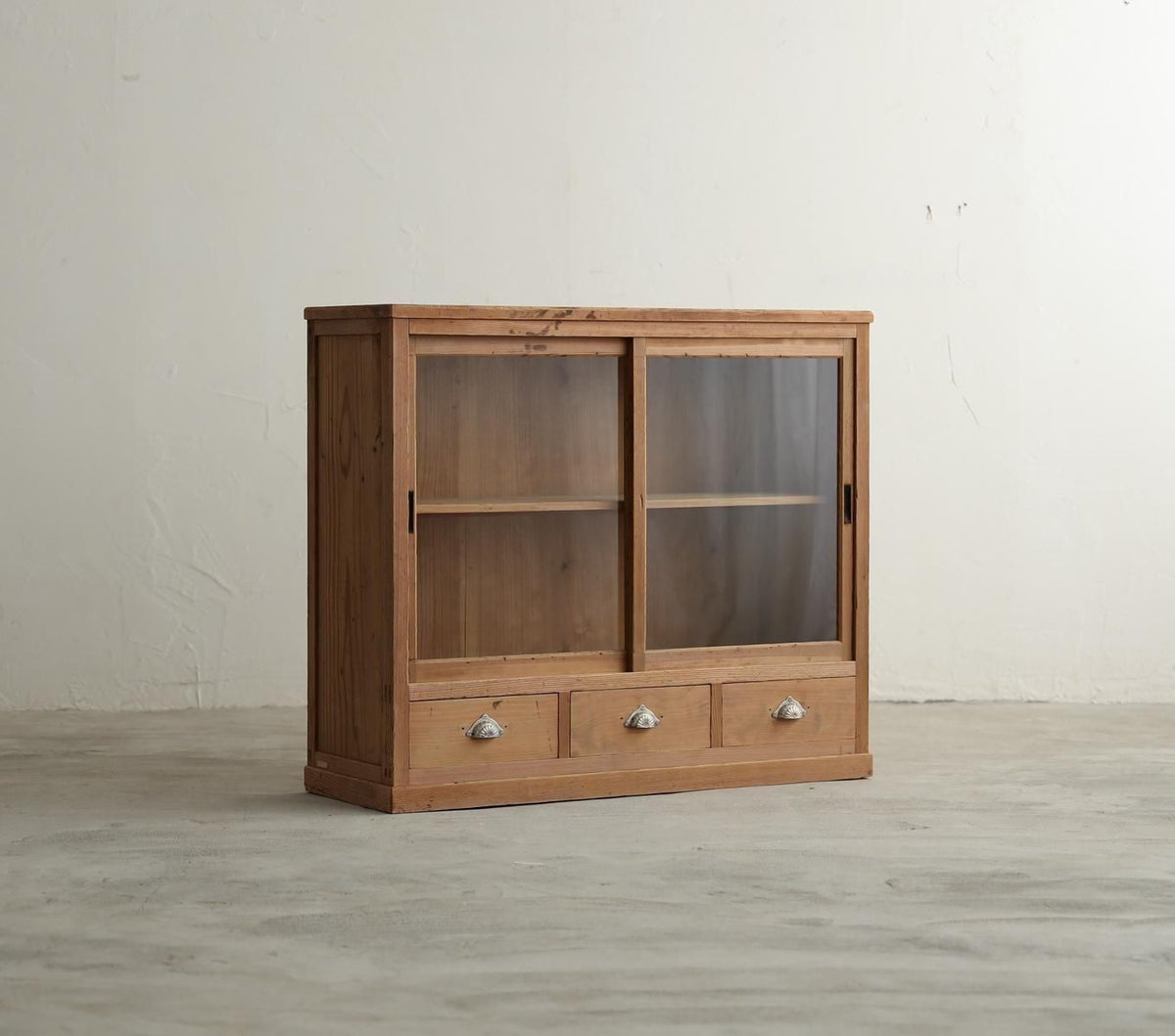 端正な収納棚