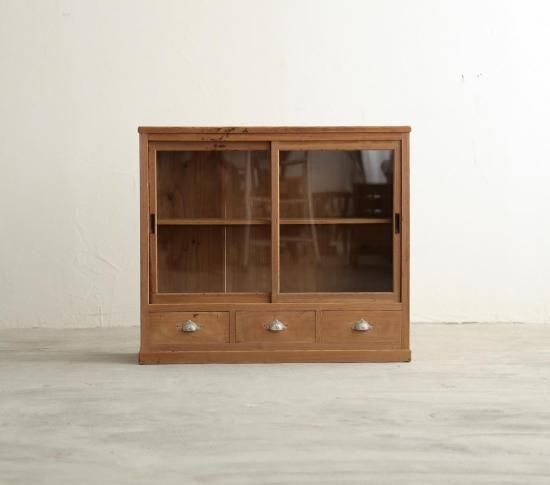 端正な収納棚