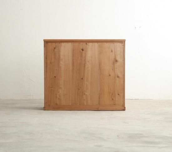 端正な収納棚