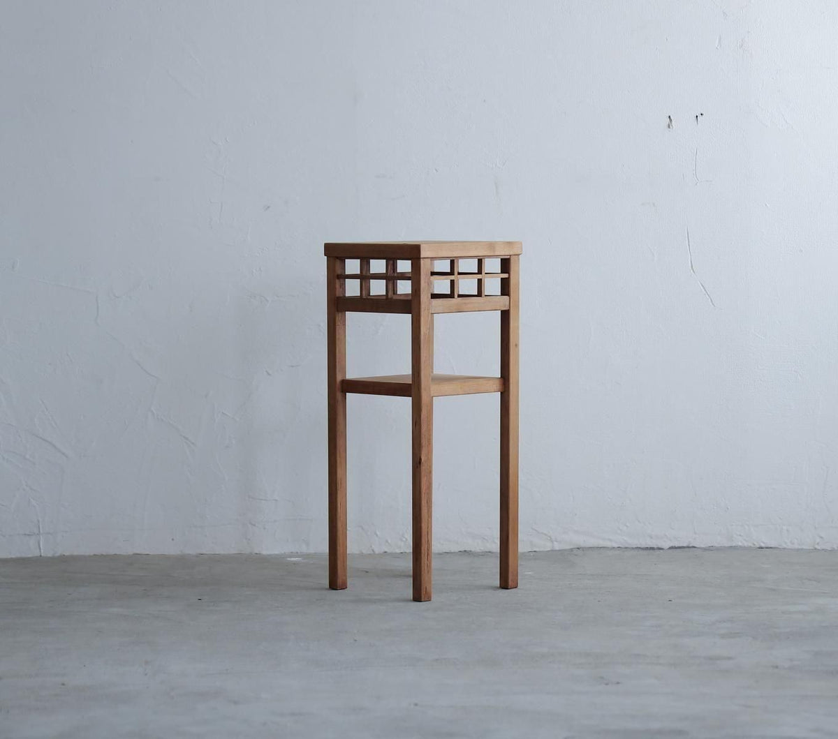 格子の花台