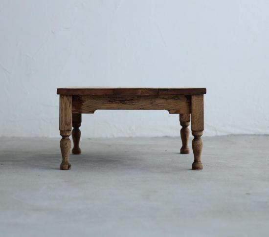 小ぶりなろくろ脚のコーヒーテーブル