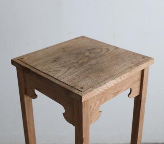 スラリと大きな花台