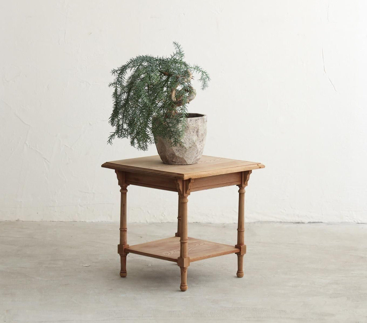 気品のある花台