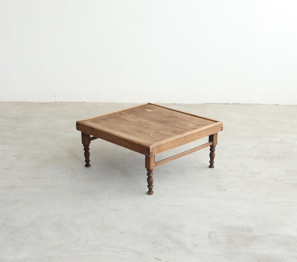 FOLDING TABLE