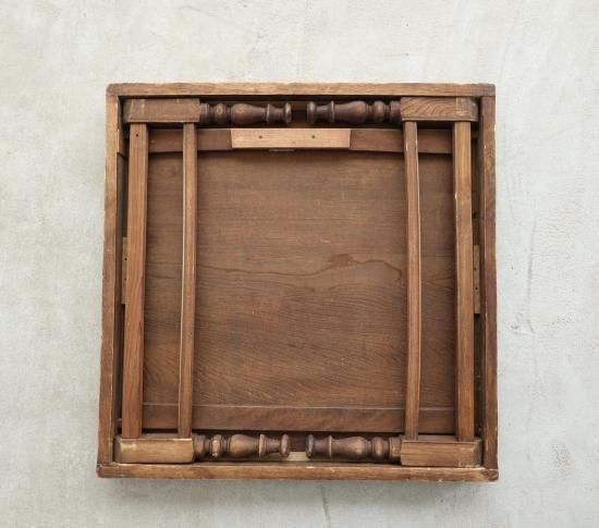FOLDING TABLE