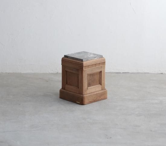 彫刻のような展示台