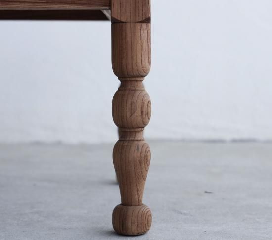 ろくろ脚のCOFFEE TABLE