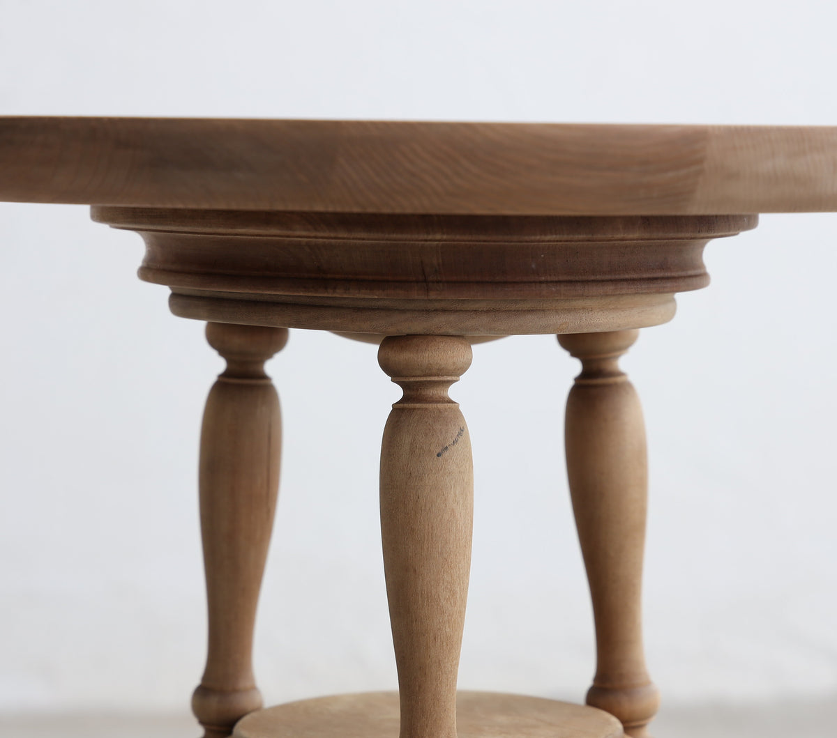 三脚のサイドテーブル
