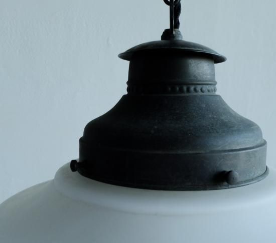 古い洋館の大きなペンダントライト