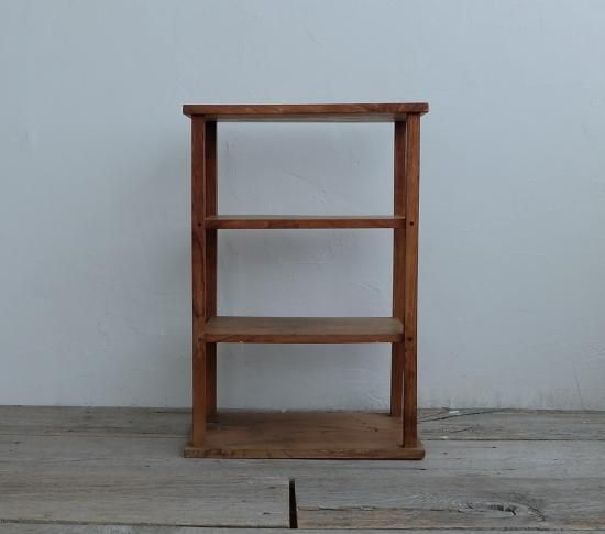 三段の端正な棚