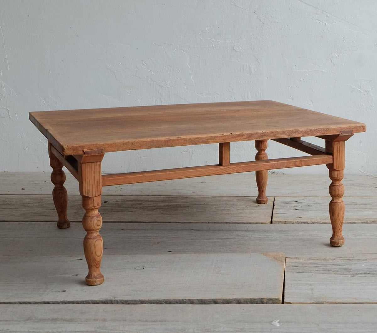ろくろ脚のコーヒーテーブルNo,25