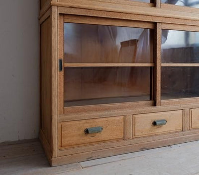帯飾りの二段の飾り棚
