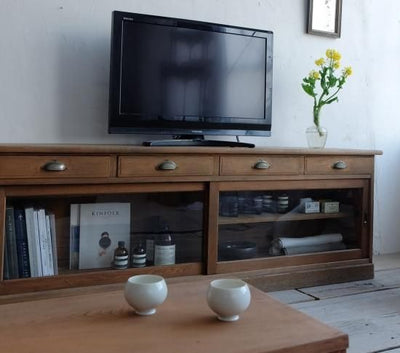 端正なテレビボード