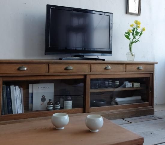端正なテレビボード