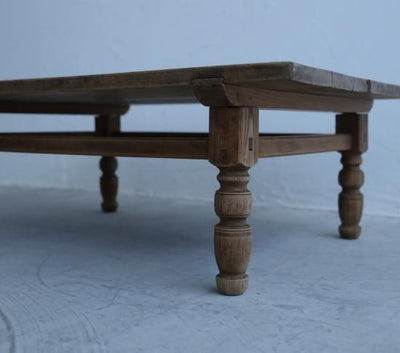 重厚なCOFFEE TABLE