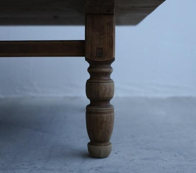 重厚なCOFFEE TABLE