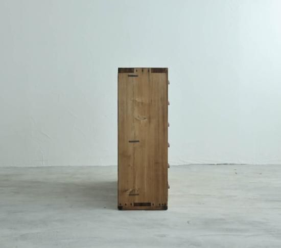 可憐な引き出し棚