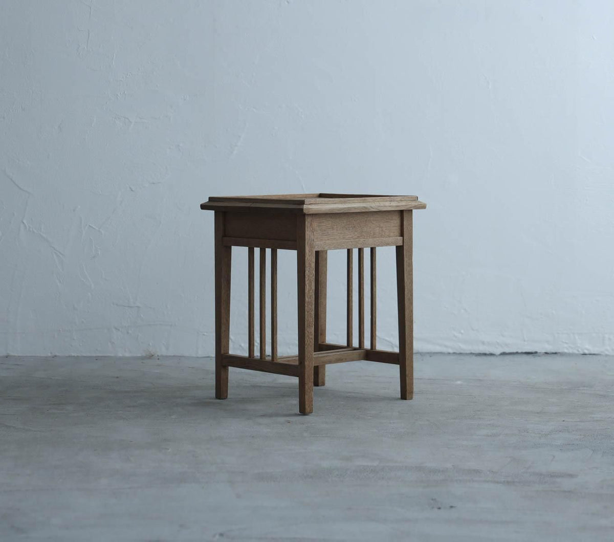 三本ラインの展示台