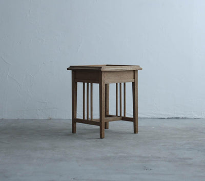 三本ラインの展示台