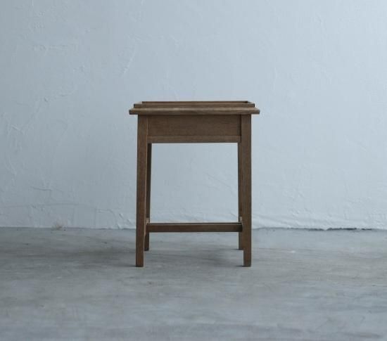 三本ラインの展示台