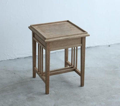 三本ラインの展示台