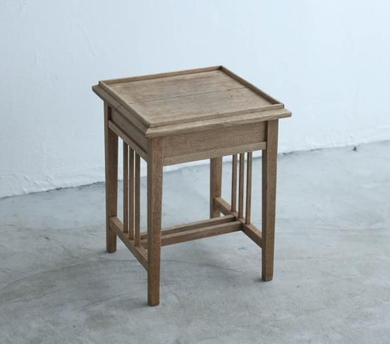 三本ラインの展示台