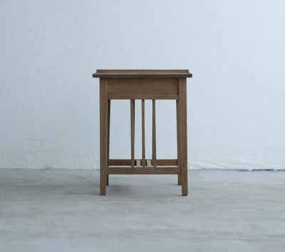 三本ラインの展示台