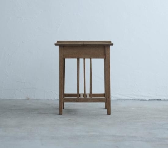 三本ラインの展示台