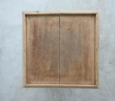 三本ラインの展示台