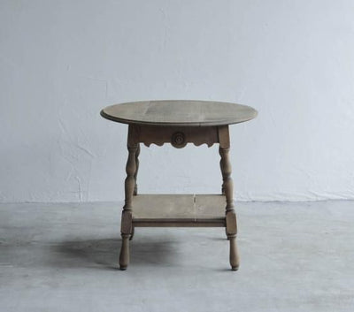 彫刻のようなCOFFEE TABLE