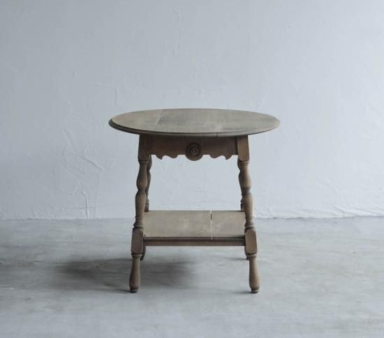 彫刻のようなCOFFEE TABLE